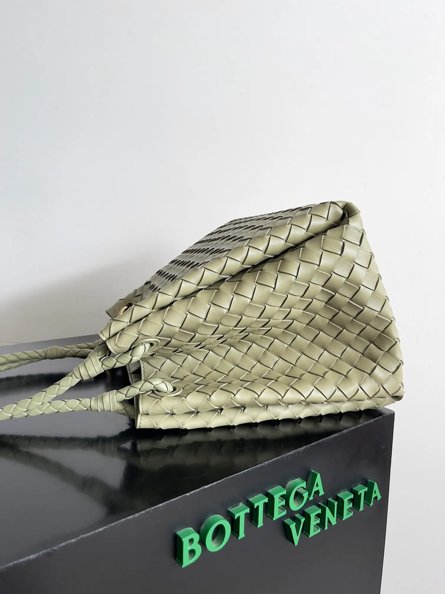 Batch 2660 24 early autumn new model Andiamo Parachute is made of a whole piece of woven leather. It is processed by folding stitching at the four corners. # Craftsmanship and creativity. The large size is atmospheric and practical. One of the must-selects for BV. It has a large space, can hold a computer, the shoulder strap is thick, and the upper shoulder is very comfortable. The large parachute can be carried on the body and can be carried on the body. The upper body is versatile and cute☺️ Style number: 796571 Size: 30*26*20cm